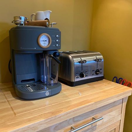Min-Y-Fford Sleeps 6 Plus Pet Newport  Eksteriør bilde